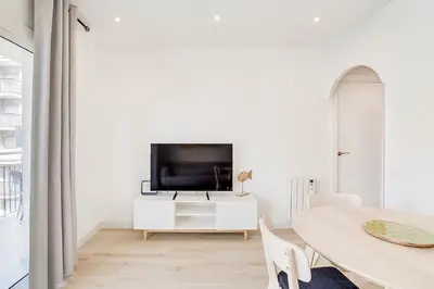 Una televisión o centro de entretenimiento en Apartamento Condal 2