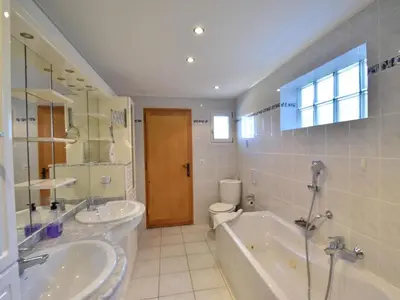Un baño de Es pins