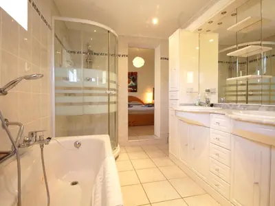Un baño de Es pins