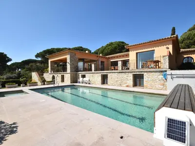 Piscina en o cerca de Rosa