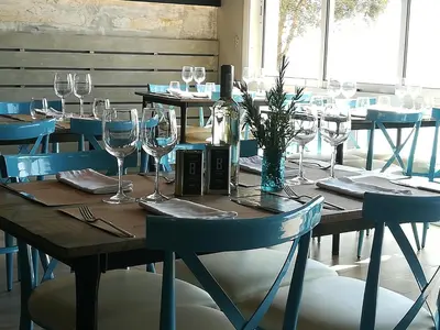 Un restaurante o sitio para comer en Hostal La Fosca