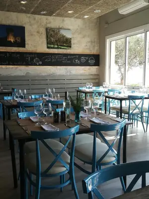 Un restaurante o sitio para comer en Hostal La Fosca