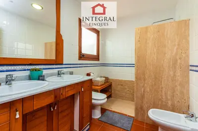 Un baño de La Masia de la Fosca