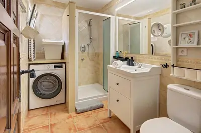 Un baño de VILLA PORTUGAL with pool & mountain view