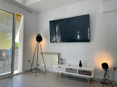 Una televisión o centro de entretenimiento en Port Marina Palamós