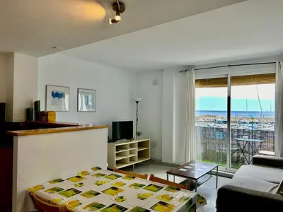 Una televisión o centro de entretenimiento en Port Marina Palamós
