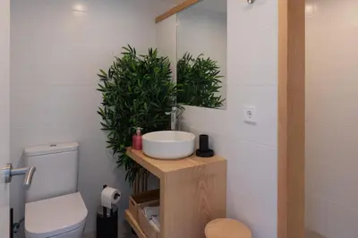 Un baño de Romantic modern apartment private swimming pool 5 min walk from Begur Centre