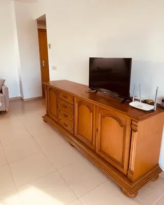 Una televisión o centro de entretenimiento en Santa Clotilde