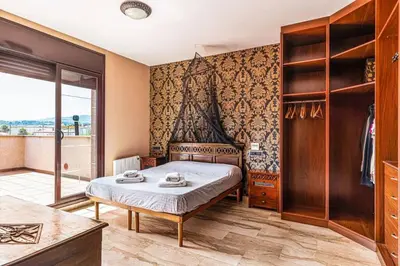 Un baño de Casa rustica con piscina y jardin