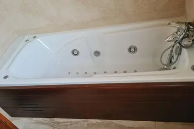 Un baño de Casa rustica con piscina y jardin