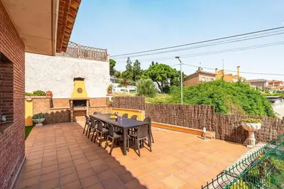 Un balcón o terraza de Casa rustica con piscina y jardin