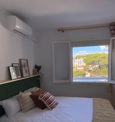 Cama o camas de una habitación en somriu Apartament Fenals Platja