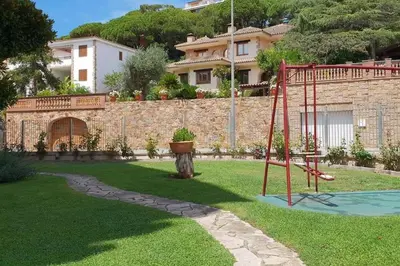 Zona de juegos infantil en somriu Apartament Fenals Platja