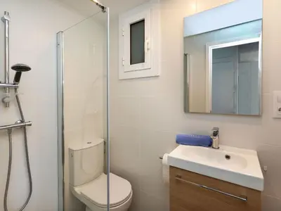 Un baño de Apartment Montseny by Interhome
