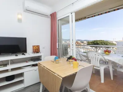 Una televisión o centro de entretenimiento en Apartment Montseny by Interhome