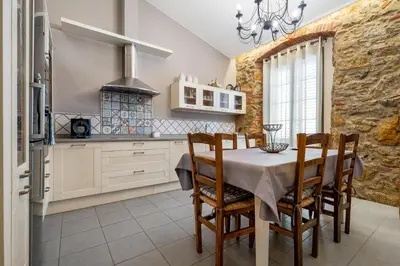 Una cocina o zona de cocina en Hauzify I Casa Palou