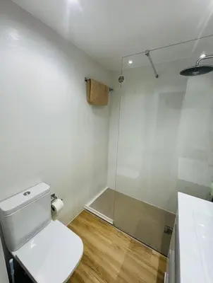 Un baño de Lujoso piso enfrente de playa de Fenals, 2 terrazas