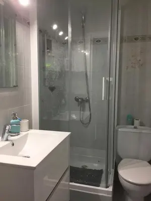 Un baño de Appartement tout confort avec WIFI vue sur mer et piscine communautaire secteur EL GOLFET à Callela de Palafrugell