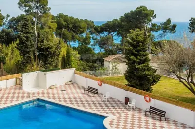 Piscina en o cerca de Appartement tout confort avec WIFI vue sur mer et piscine communautaire secteur EL GOLFET à Callela de Palafrugell
