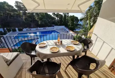 Piscina en o cerca de Appartement tout confort avec WIFI vue sur mer et piscine communautaire secteur EL GOLFET à Callela de Palafrugell