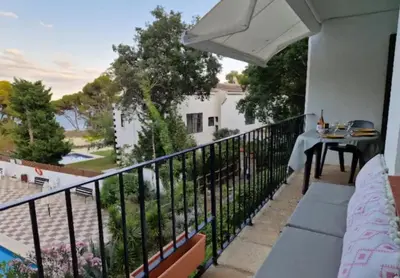 Un balcón o terraza de Appartement tout confort avec WIFI vue sur mer et piscine communautaire secteur EL GOLFET à Callela de Palafrugell