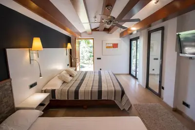 Cama o camas de una habitación en Catalunya Casas An oasis for up to 26 nature loving guests!