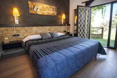 Cama o camas de una habitación en Catalunya Casas An oasis for up to 26 nature loving guests!
