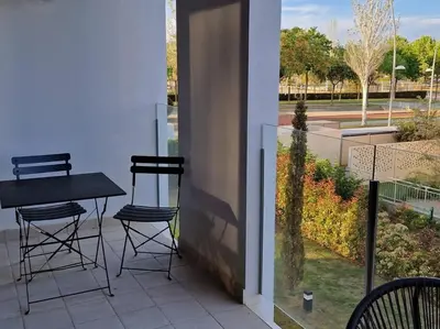Un balcón o terraza de Espectacular piso nuevo con piscina