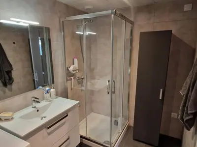 Un baño de Espectacular piso nuevo con piscina