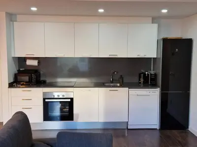 Una cocina o zona de cocina en Espectacular piso nuevo con piscina