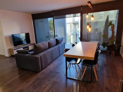 Zona de estar de Espectacular piso nuevo con piscina