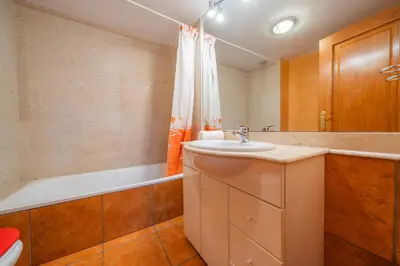 Un baño de HomeHolidaysRentals Fortuny - Costa Barcelona