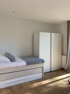 Cama o camas de una habitación en Casa y loft minimalista, jardín y parking privado