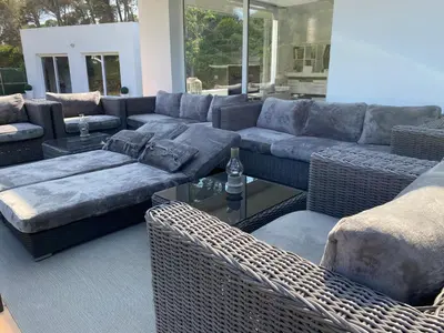 Zona de estar de Casa y loft minimalista, jardín y parking privado