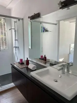 Un baño de Casa y loft minimalista, jardín y parking privado