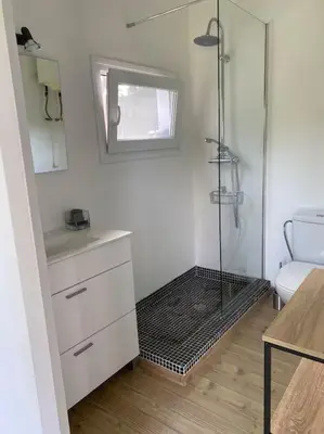 Un baño de Casa y loft minimalista, jardín y parking privado