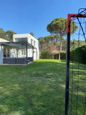 Jardín al aire libre en Casa y loft minimalista, jardín y parking privado