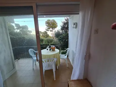 Un balcón o terraza de Apartment, short walk to the beach with aircon