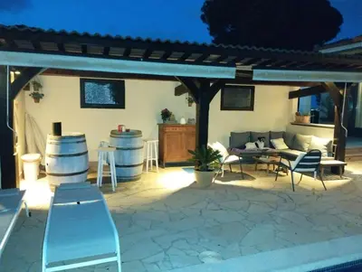 Un patio o zona al aire libre en Villa Costera B&B