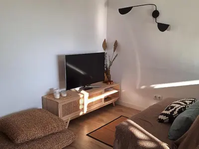 Una televisión o centro de entretenimiento en La calma de Tossa