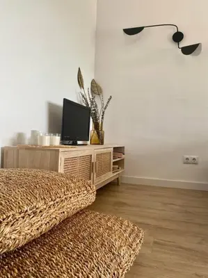 Una televisión o centro de entretenimiento en La calma de Tossa