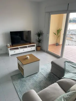 Una televisión o centro de entretenimiento en Aquamarine Sant Feliu en la playa con patio
