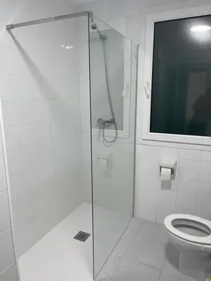 Un baño de Aquamarine Sant Feliu en la playa con patio