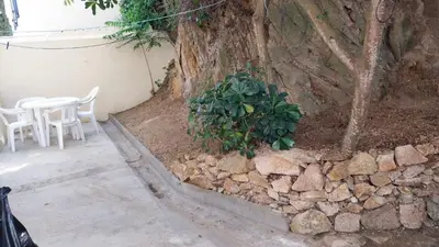 Jardín al aire libre en Aquamarine Sant Feliu en la playa con patio