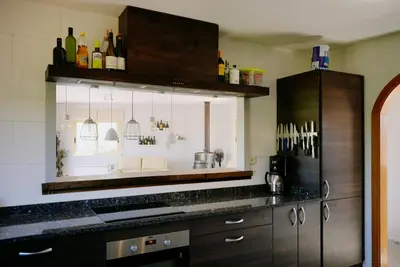 Una cocina o zona de cocina en Villa Treehouse by Alvent Holidays