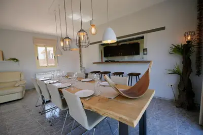Una televisión o centro de entretenimiento en Villa Treehouse by Alvent Holidays