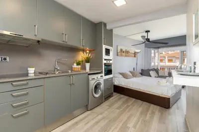 Una cocina o zona de cocina en Encantador loft junto al mar