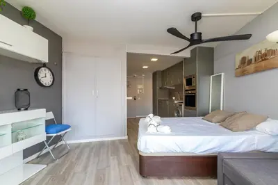 Cama o camas de una habitación en Encantador loft junto al mar