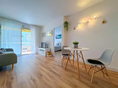 Una televisión o centro de entretenimiento en Vivalidays Vianka - Pineda de Mar