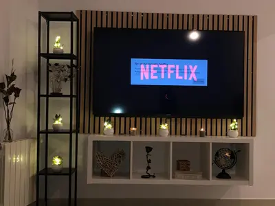 Una televisión o centro de entretenimiento en Apartaments L’ARC